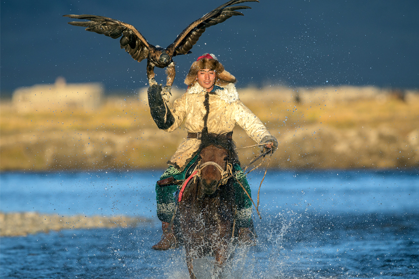 Eagle-hunter-photography-at-lake-tolbo