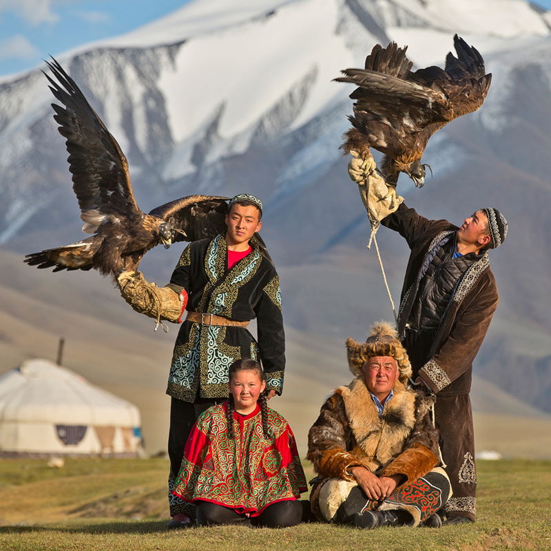 Mongolia_golden_eagle_hunters_family_bayanolgii