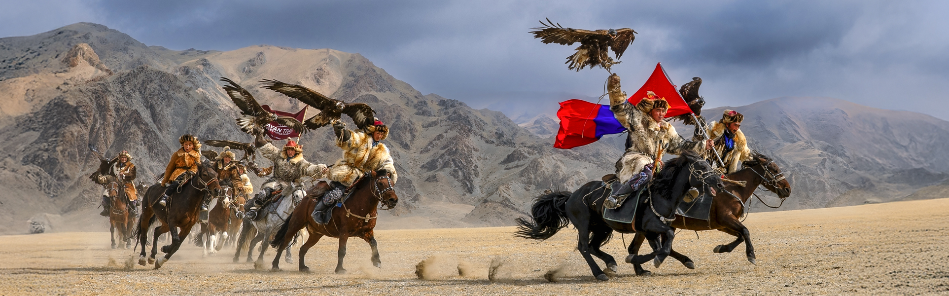 Sagsai_golden_eagle_festival_eagle_hunters