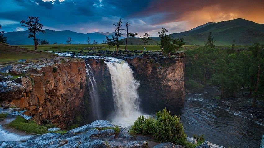 trekking orkhon waterfall tour mongolia