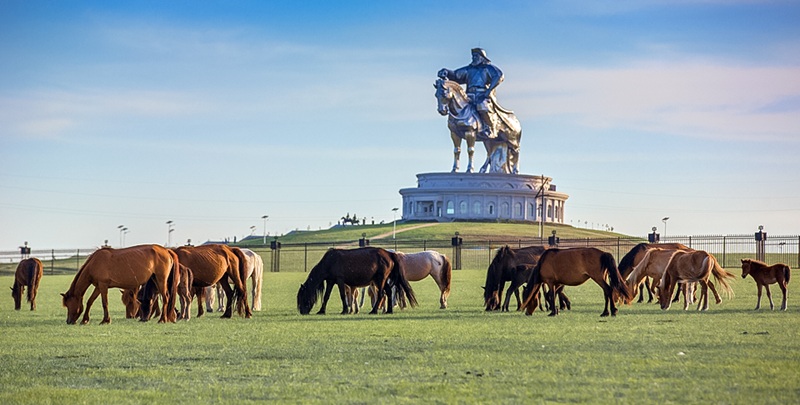 chinggis-khaan-statue-mongolia-tsonjin-boldog